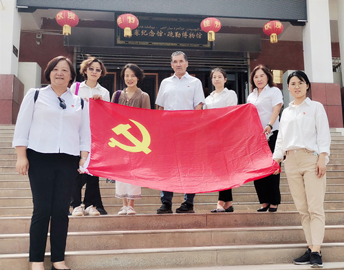 黨員與黨旗合影 黨員與黨旗合影
